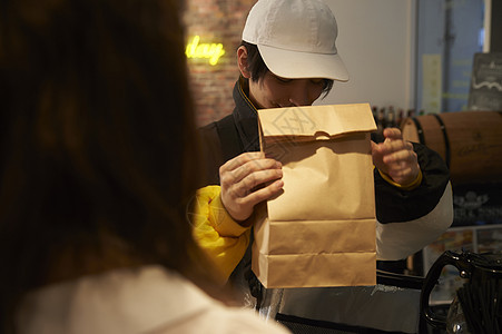 連接舌尖與心間的橋梁 從店員打包到外賣送達(dá)的溫情之旅